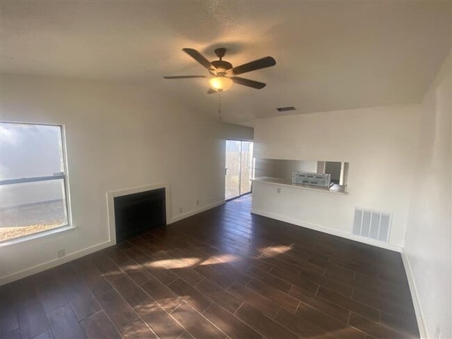 Building Photo - Spacious 3/2 duplex with a garage