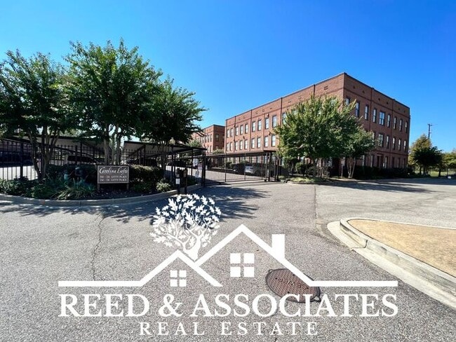 Foto del edificio - *JUST REDUCED* Downtown Condo with TONS of...