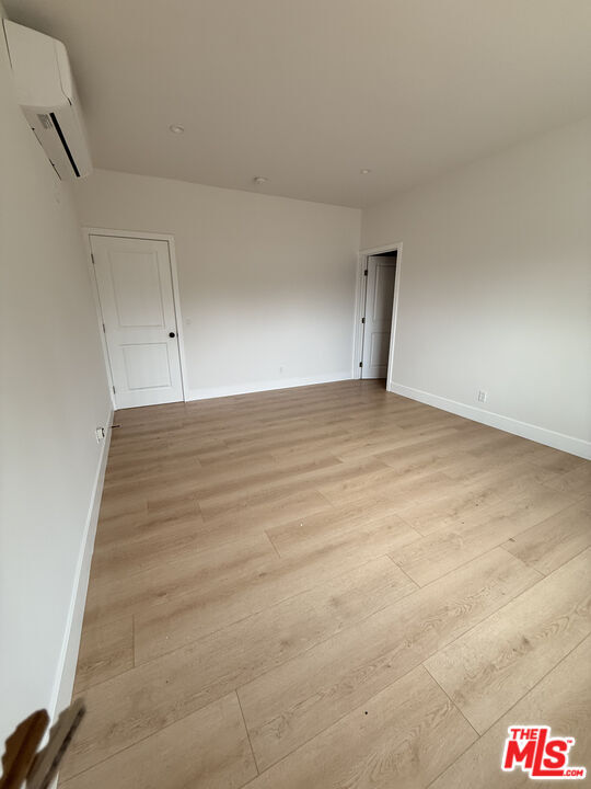 Foto del edificio - 8759 Corbin Ave