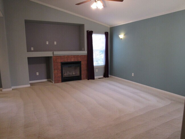 Foto del edificio - Bright and well maintained 4 bed, 3 bath h...