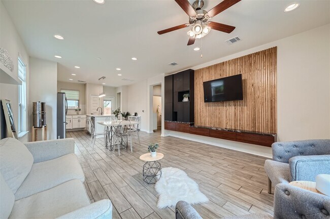 Foto del edificio - 9002 Gage Dr