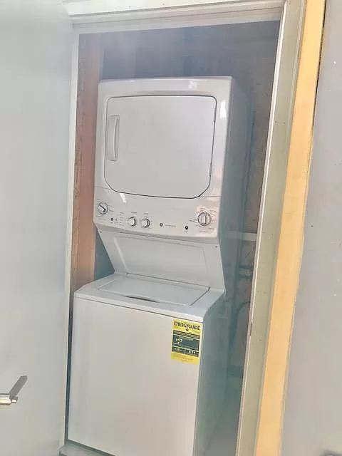 Building Photo - 709 Bay St