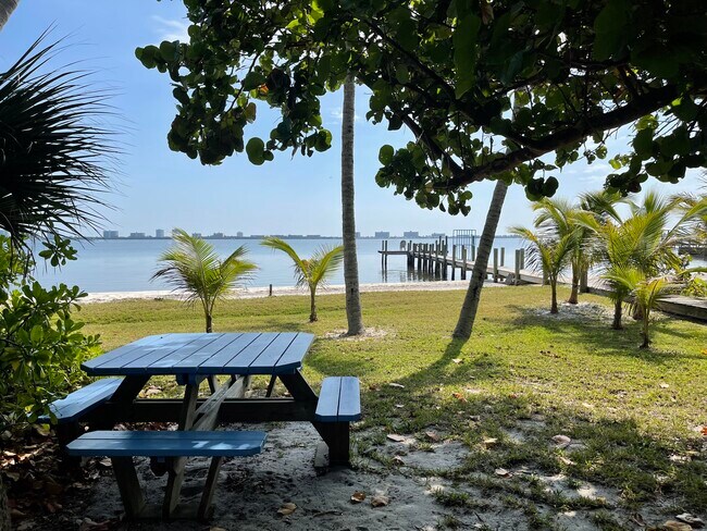 Foto del edificio - 4680 NE Indian River Dr