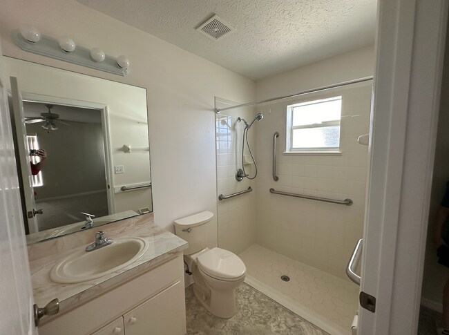 Building Photo - Furnished Master Bedroom