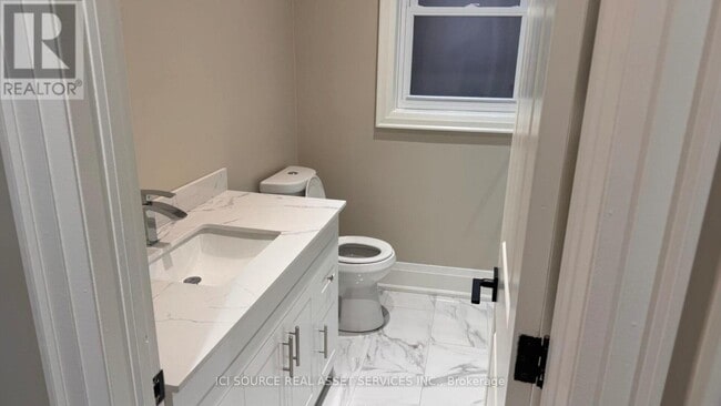 Building Photo - 615 College St