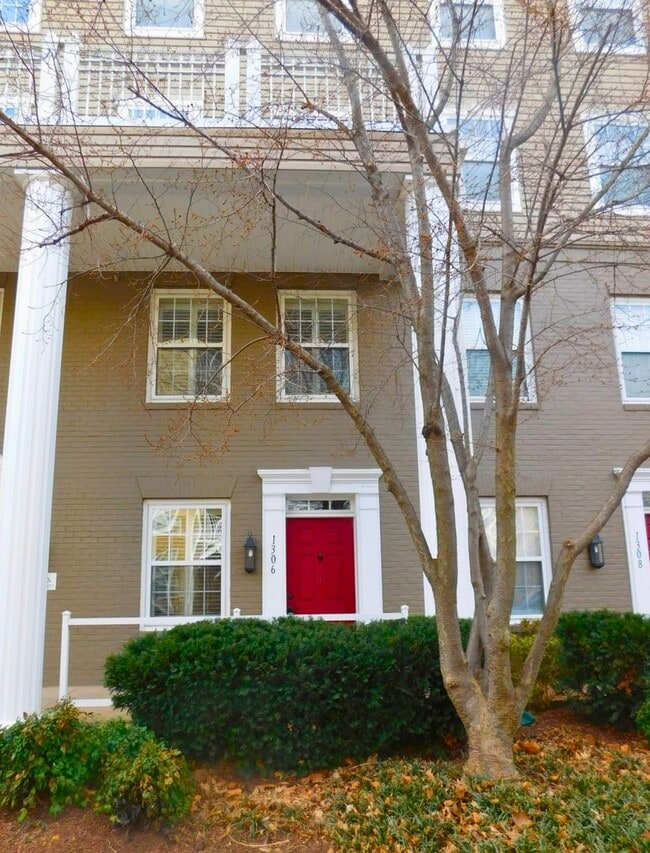 Building Photo - Beautiful 2BR, 2.5BA Townhouse Style Condo Near Old Town Alexandria