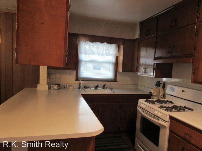 Building Photo - 703 N Oakhill Ave