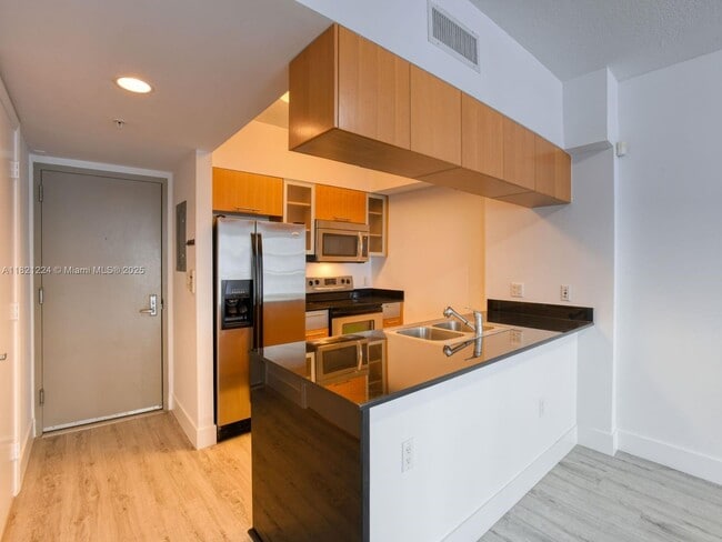 Building Photo - 1750 N Bayshore Dr