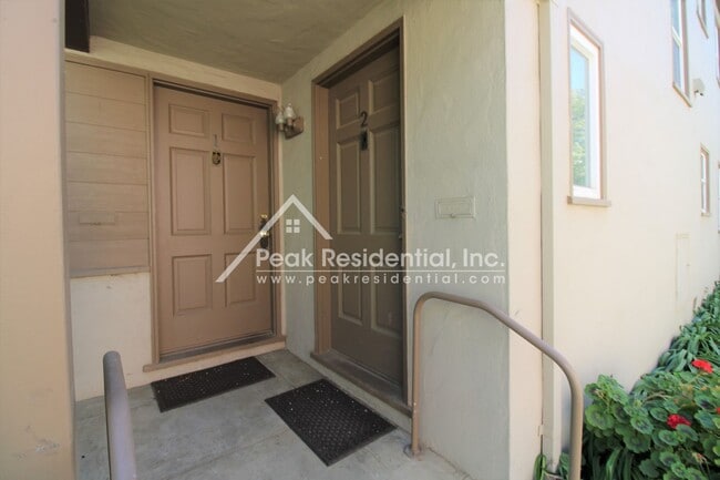 Building Photo - East Sacramento 2/1 Duplex With 1 Car Garage!