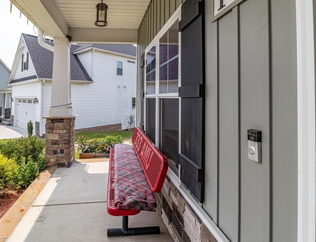 Building Photo - SPACIOUS Newer Construction Home in Pikevi...