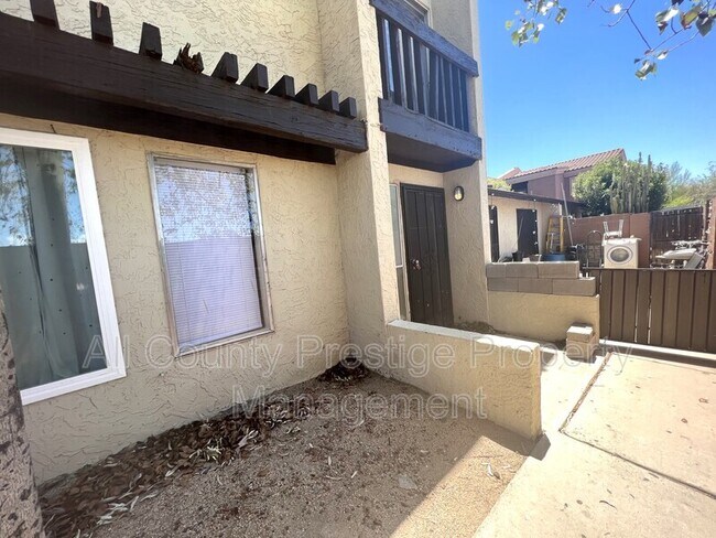 Building Photo - 2425 E Waltann Ln