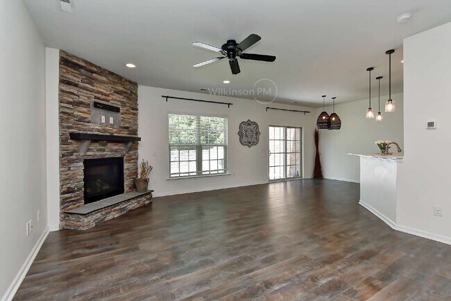 Building Photo - Sought-after 3BR/2.5BA Townhome in Desirab...
