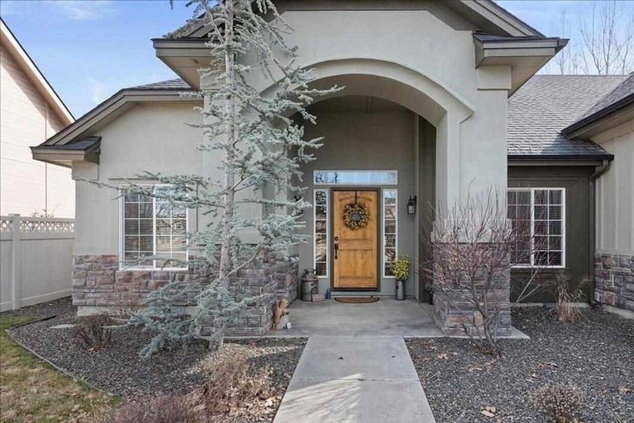 Foto principal - Beautiful 4 bedroom/3 full bath with Large...