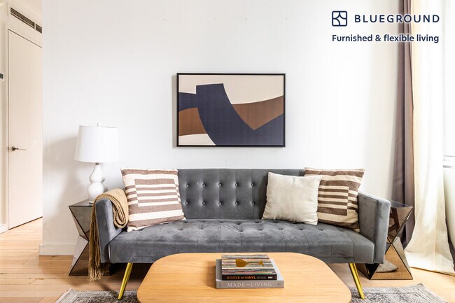 Foto del edificio - 70 W 45th St