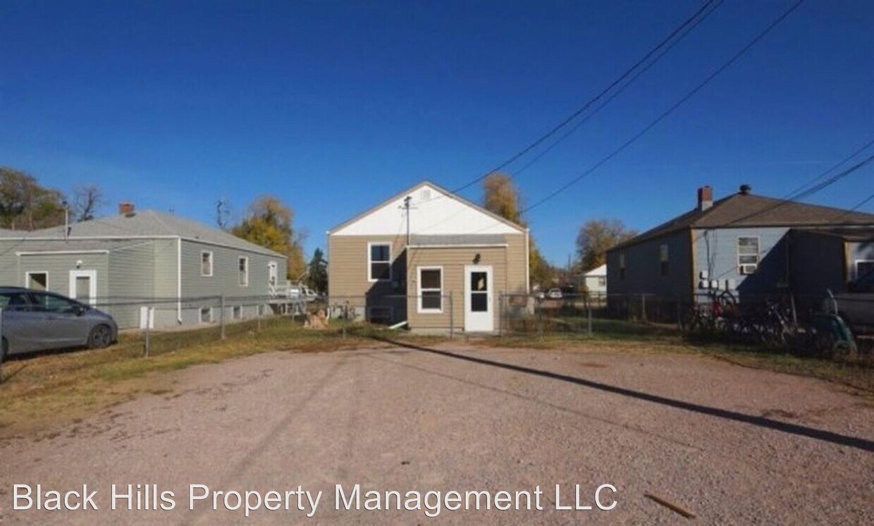 Building Photo - 2 br, 1 bath Apartment - 215 E Monroe St