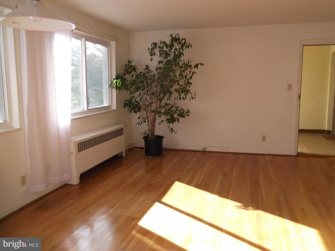 Primary Photo - 2059 N Woodstock St