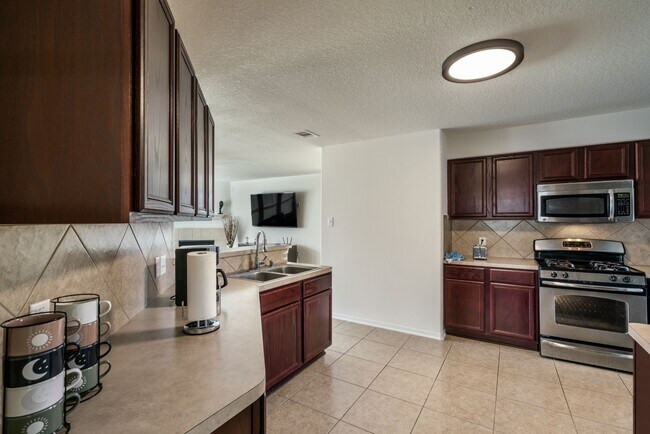 Foto del edificio - 16823 Blackberry Lily Ln