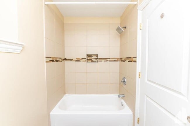 Building Photo - 2 bedroom in Chicago IL 60657