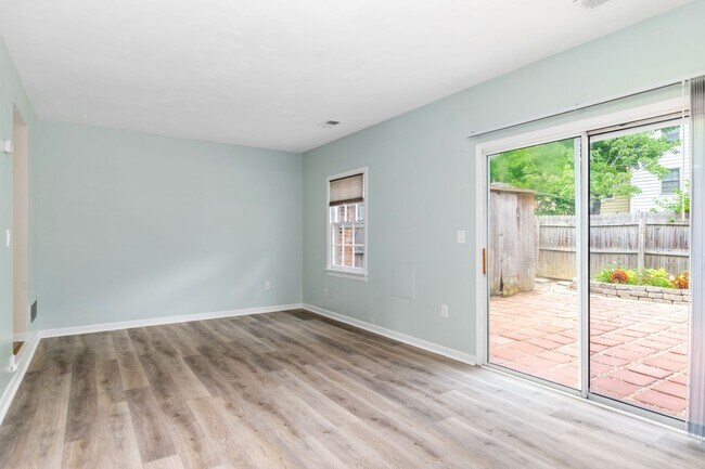 Building Photo - 3 Bed/2 1/2 Bath Pool Pet Friendly Bus line Parking