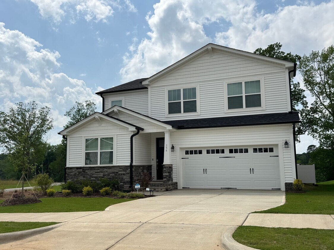 Foto principal - 6 Bedroom | 4 Bathroom New Construction Ga...