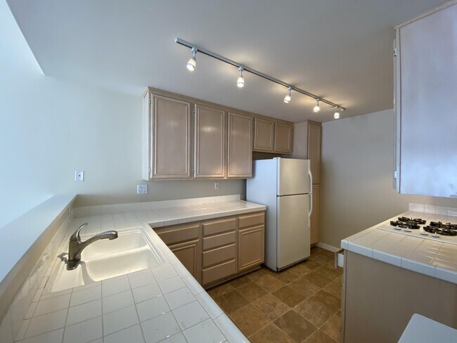 Building Photo - 423 Sanibelle Cir