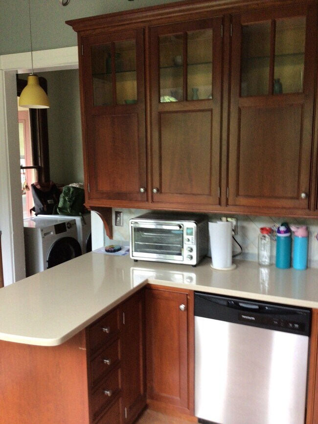 kitchen peninsula - 212 S Albany St