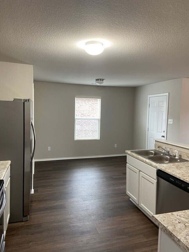 Foto del edificio - Three Bedroom | Two Bathroom Home in Conra...