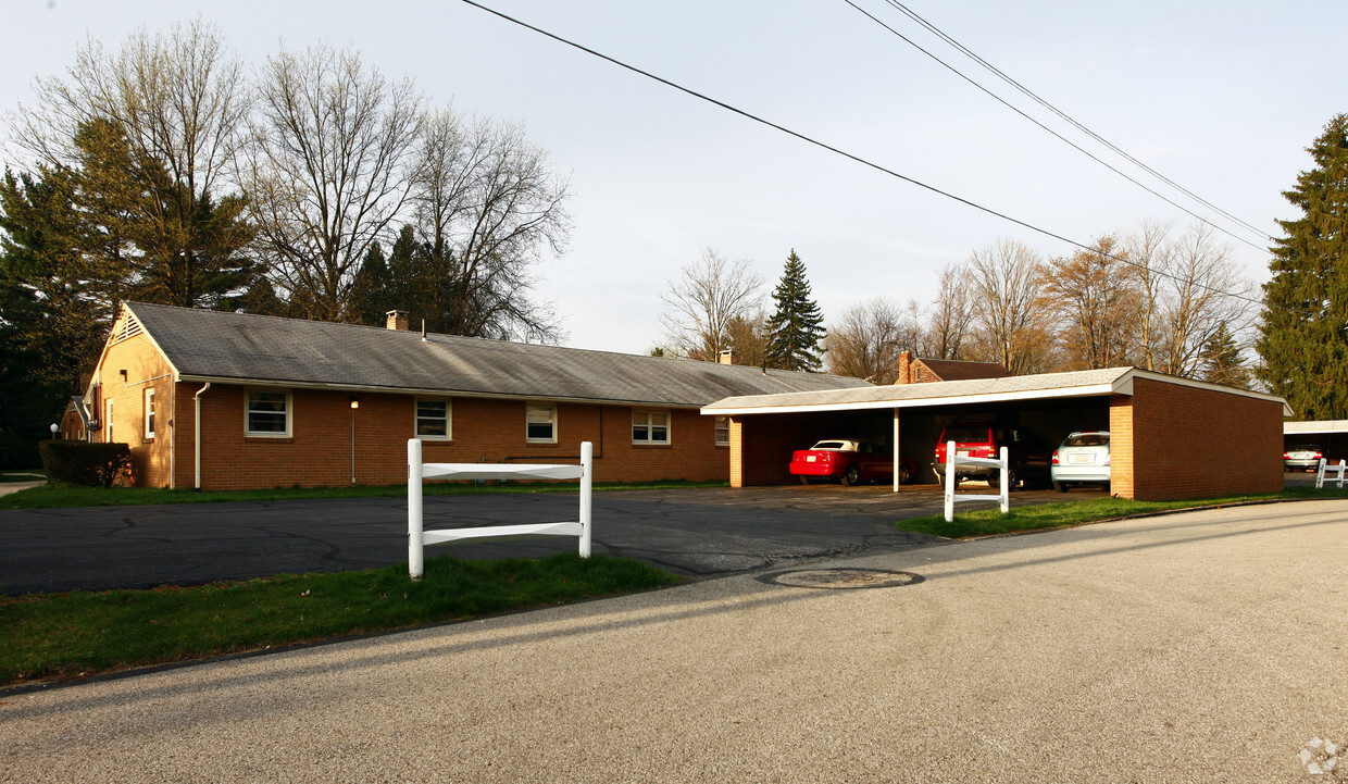 Building Photo - 570 Russell Rd