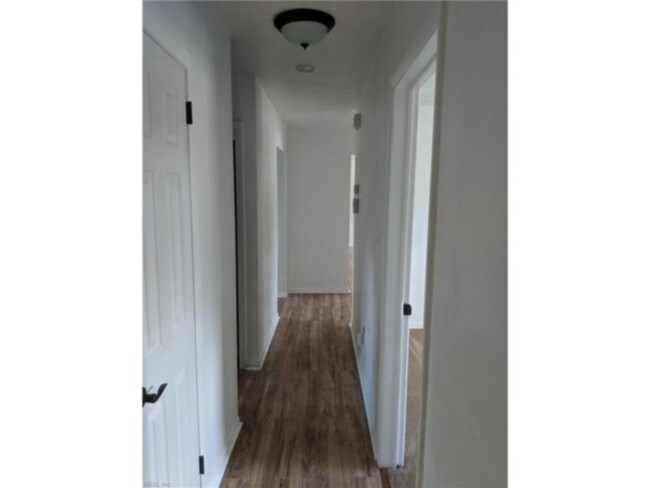 Building Photo - 3200 Camelot Blvd