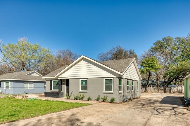 Building Photo - Nicely Updated 2 bed / 1 bath home