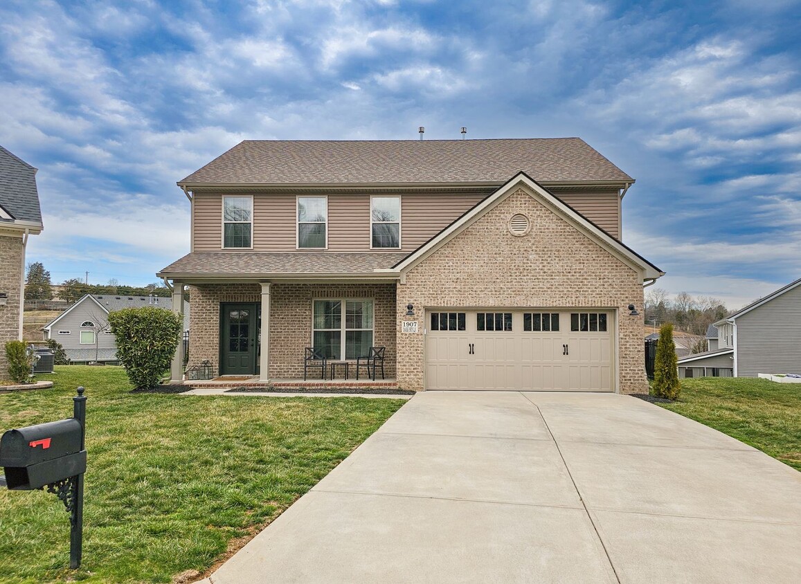 Foto principal - Knoxville 37932 - 4 bedroom 2.5 bath home ...