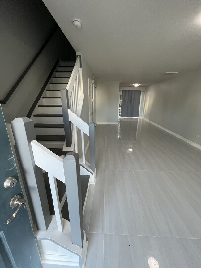 Foto del edificio - "Chic & Cozy: Modern 2-Bed Townhouse with Marble Accents in Greensboro!"