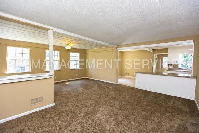 Building Photo - 221 Garden Ln