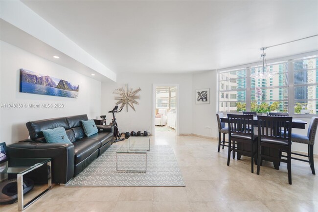 Foto del edificio - 905 Brickell Bay Dr