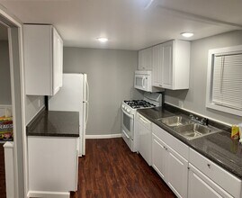 Building Photo - 398-400-400 Sunset Dr