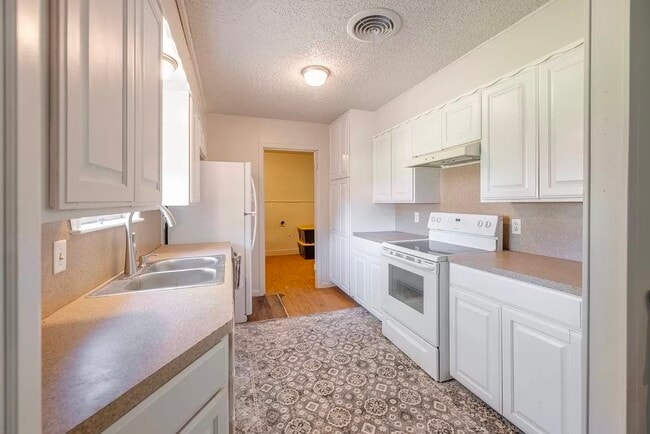 Building Photo - 2406 Rountree Dr