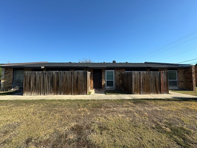 Building Photo - 2316 Andover Dr