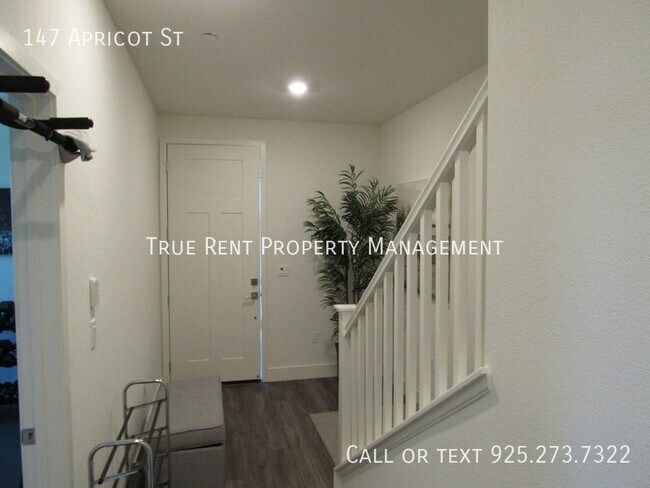 Foto del edificio - Gorgeous 4 Bed, 2.5 Bath Townhome in Prime...