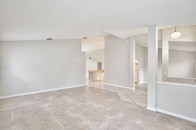 Foto del edificio - Stunning 3/2 Home with a Spacious 2 Car Garage in the sought-after Royal Manor Estates - Orlando!