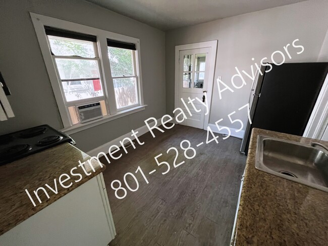 Building Photo - Renovated Duplex With Bonus Room!