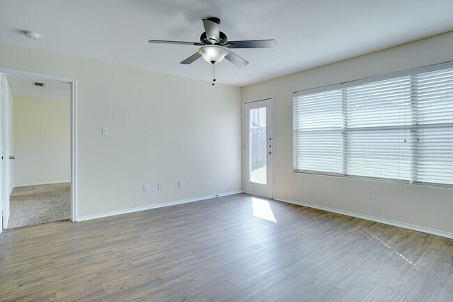 Foto del edificio - Spacious Duplex Townhome in Quiet Cul-de-Sac | Fresh Paint | 15-Month Lease