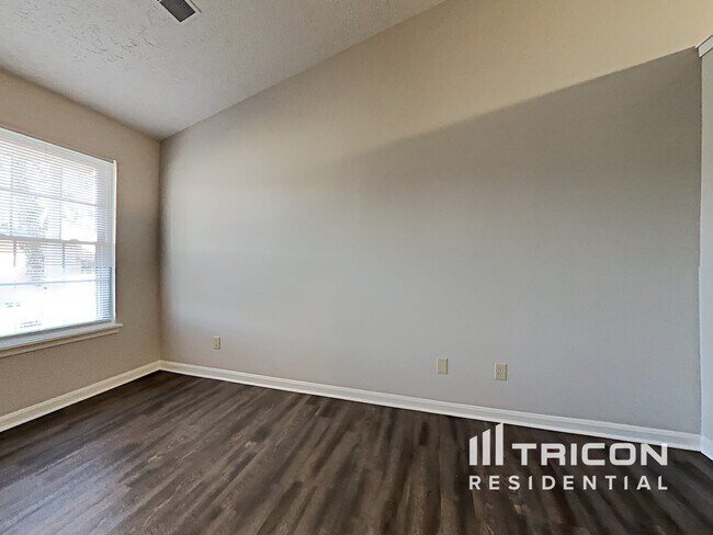 Foto del edificio - 4921 May Ridge Ln