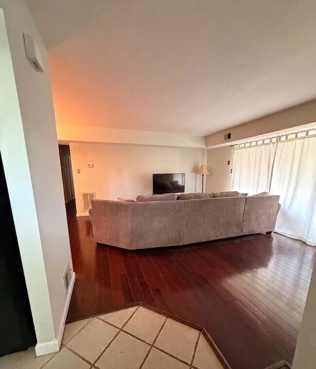 Foto del edificio - 1015 Hopkins Ct