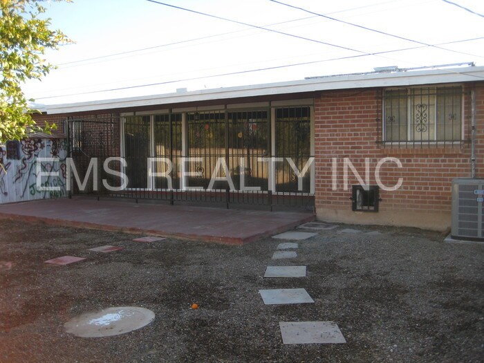 Building Photo - 2727 N Park Avenue Ext