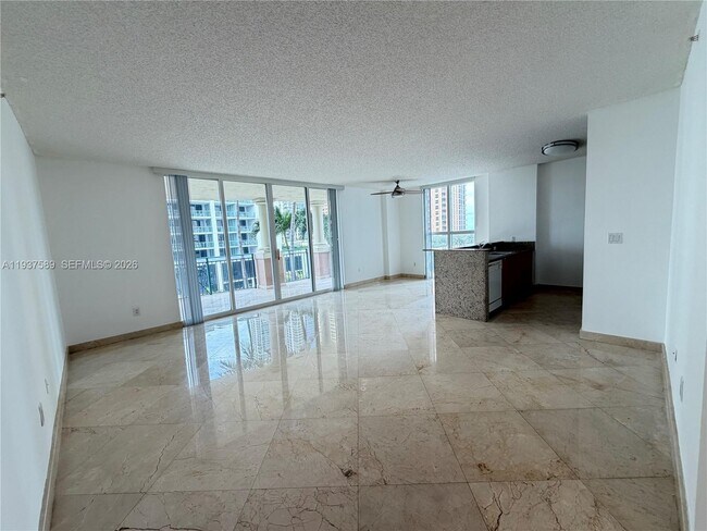 Foto del edificio - 17555 Atlantic Blvd