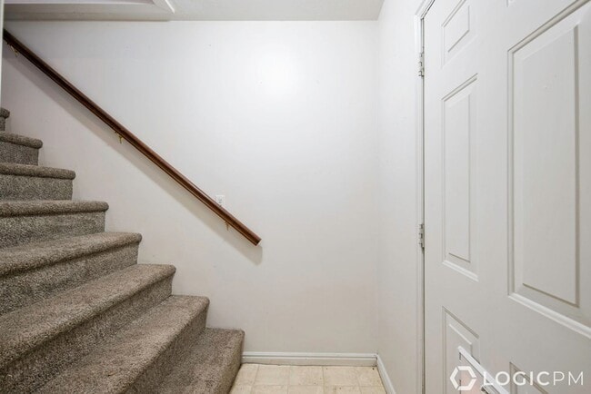 Building Photo - 194 E 4800 S