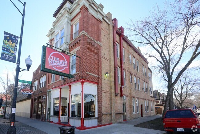 Building Photo - 2057 W Roscoe St