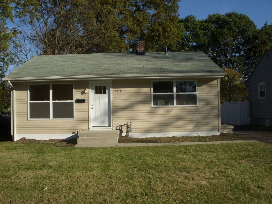 Foto principal - **REMODELED 2-BEDROOM HOUSE w/ GARAGE!!**