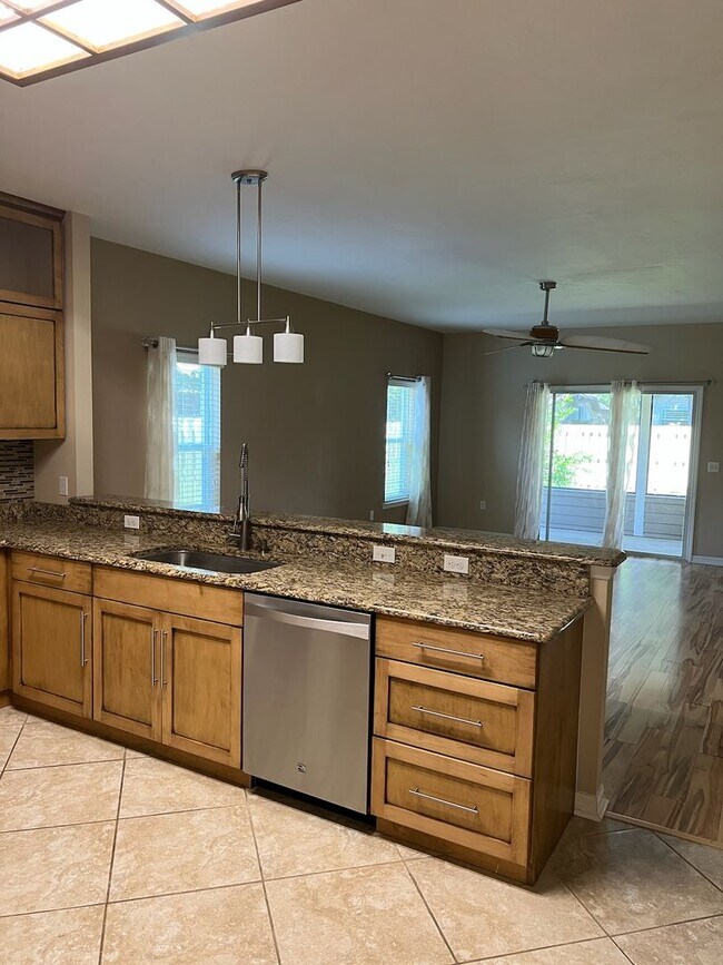 Foto del edificio - Gorgeous Updated  3 bedroom 2 bath with st...