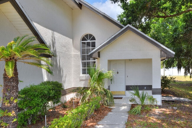 Building Photo - 802 Arietta Cir N